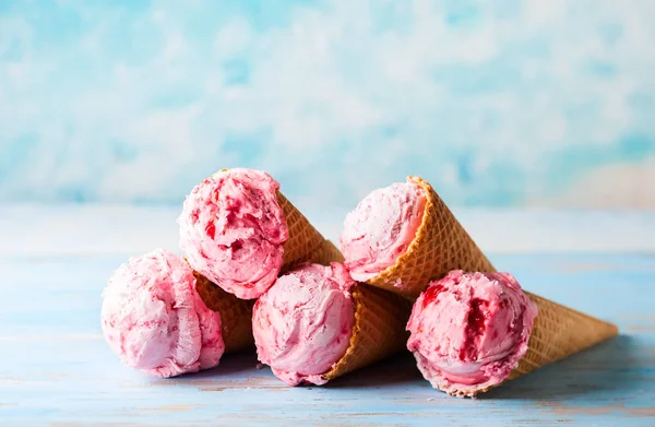 라즈베리가 있는 아이스크림 — 스톡 사진