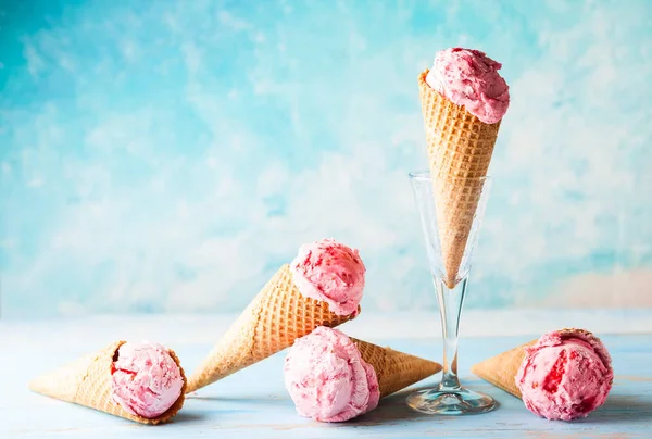 라즈베리가 있는 아이스크림 — 스톡 사진