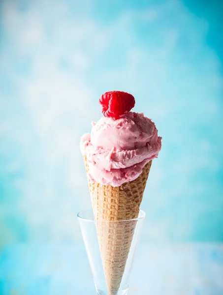 Ice cream with raspberries — Stock Photo, Image