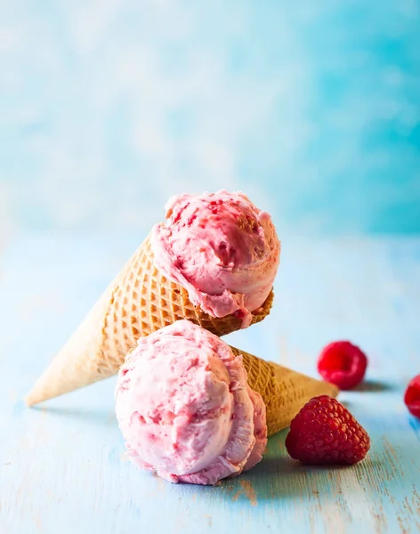 Мороженое с малиной — стоковое фото
