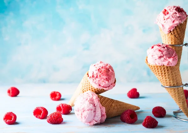 Ice cream with raspberries — Stock Photo, Image