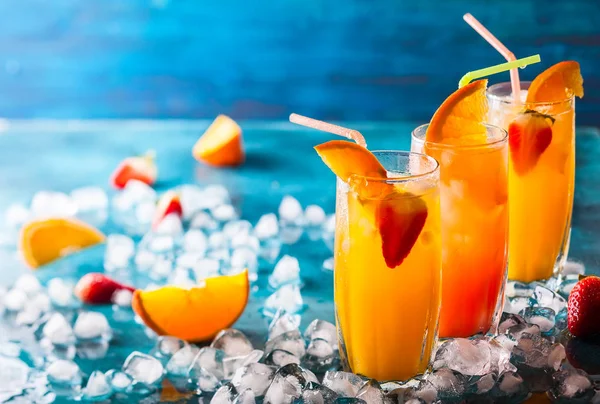 Bebidas de verano en vasos —  Fotos de Stock