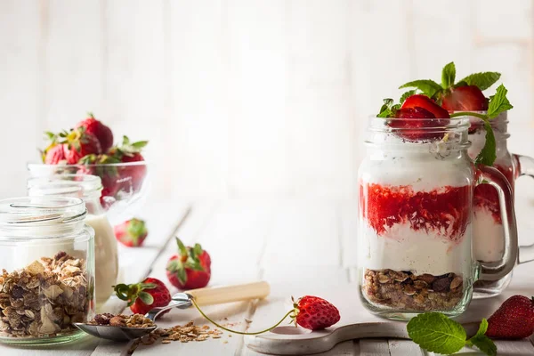 Healthy breakfast in Mason jars — Stock Photo, Image