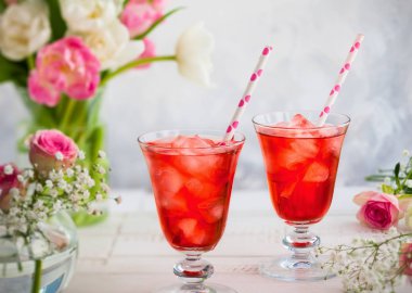 Canlandırıcı çilek limonata