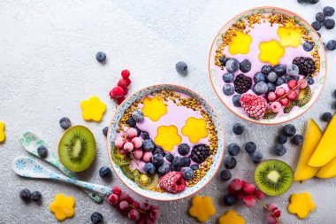 Berry ve meyve ile güler yüzlü 