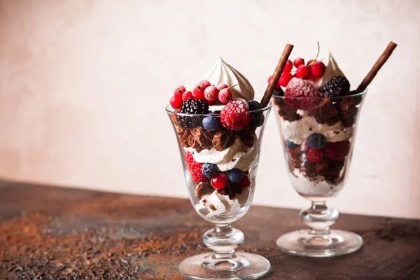 Schokolade Brownies mit Beeren — Stockfoto