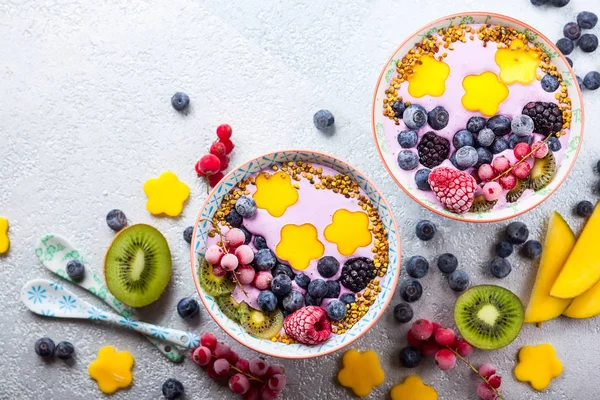 Batido con bayas y frutas — Foto de Stock