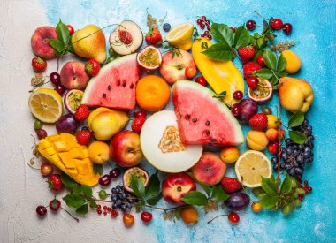 çeşitli meyve ve çilek