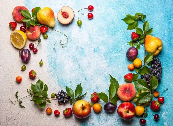 Çeşitli meyve ve çilek — Stok fotoğraf