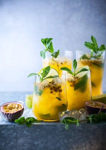 Passion fruit lemonade — Stock Photo, Image