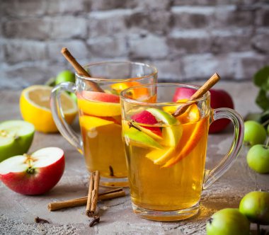 Sangria ile elma bardaklarda