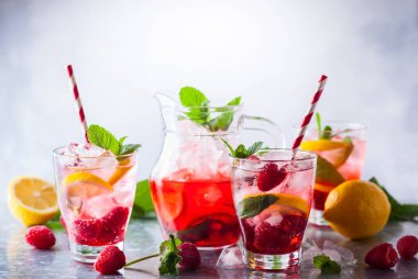 Bardaklarda frambuazlı limonata