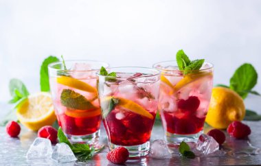 Bardaklarda frambuazlı limonata