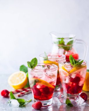 Bardaklarda frambuazlı limonata