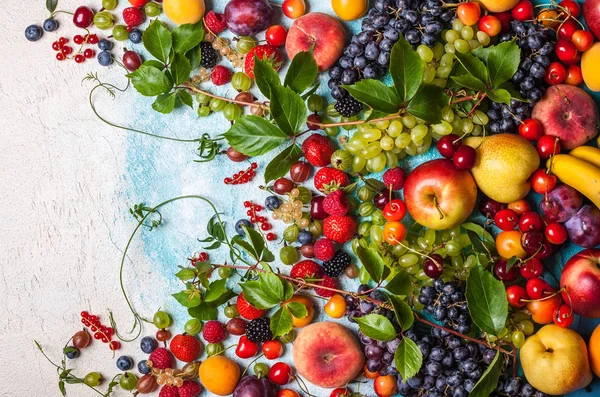 Verschiedene Früchte und Beeren — Stockfoto