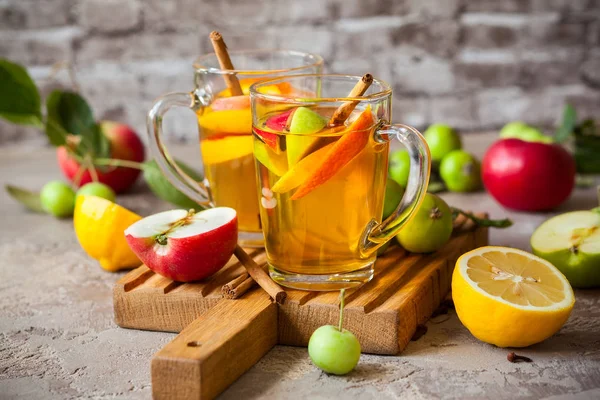 Sangria mit Äpfeln, Zitrusfrüchten und Gewürzen — Stockfoto