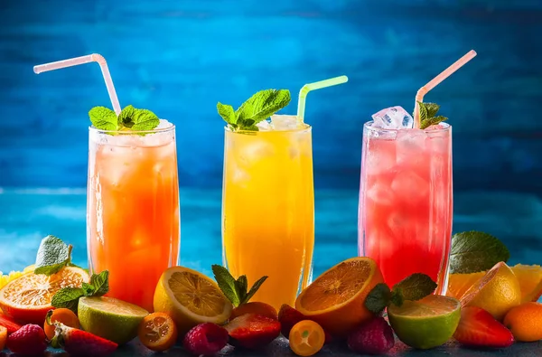Bebidas de verão em copos — Fotografia de Stock
