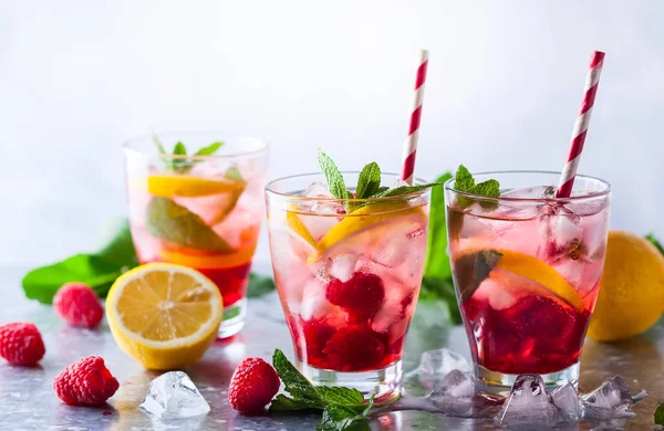 Raspberry lemonade in glasses — Stock Photo, Image