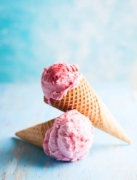 Ice cream with raspberry — Stock Photo, Image
