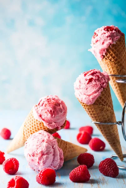 Ice cream with raspberry — Stock Photo, Image