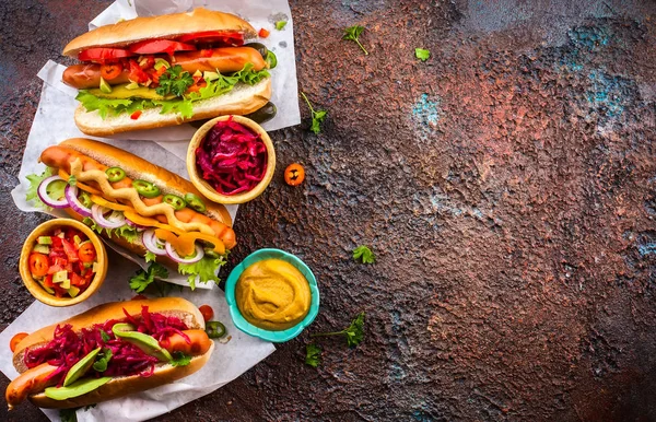 Hotdogs op vintage dienblad — Stockfoto