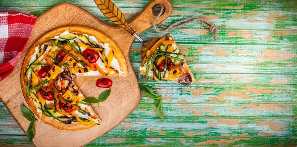 Pizza vegetariana a bordo — Foto Stock