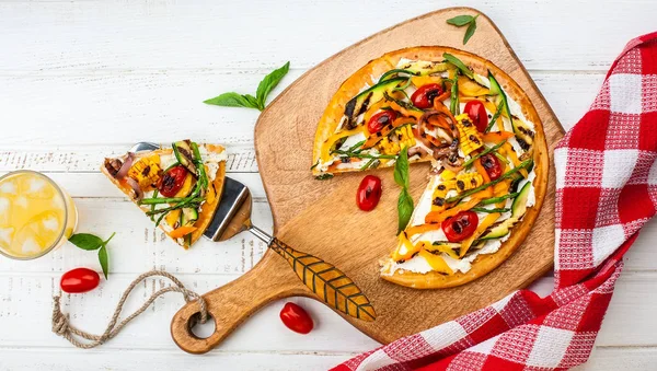 Vegetarische pizza aan boord — Stockfoto