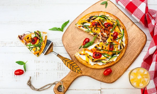 Vegetarian pizza on board — Stock Photo, Image