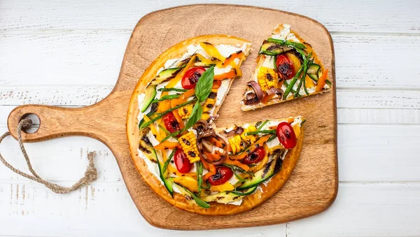 ボード上のベジタリアンのピザ — ストック写真
