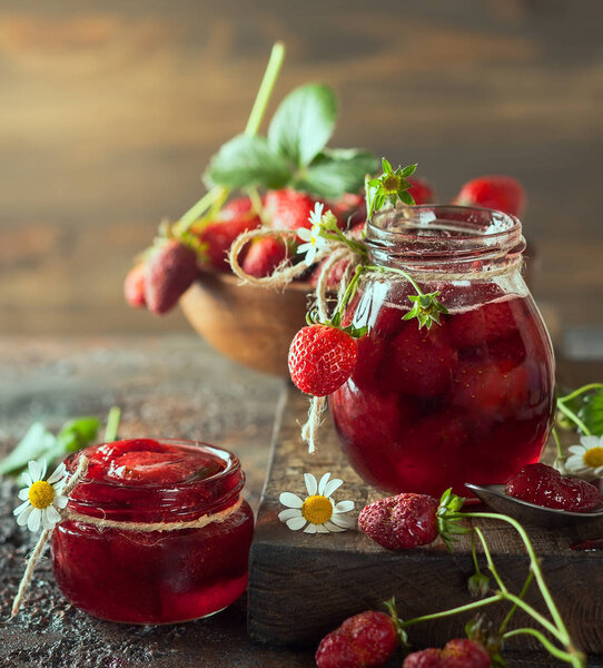 Клубничное варенье в банке
