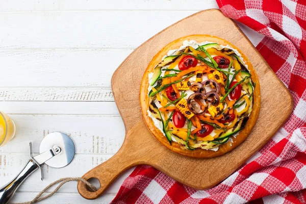 Vegetarische pizza op het bord — Stockfoto