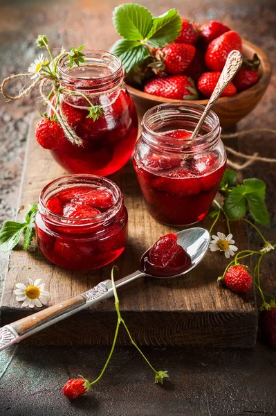 Confiture de fraises dans des pots — Photo