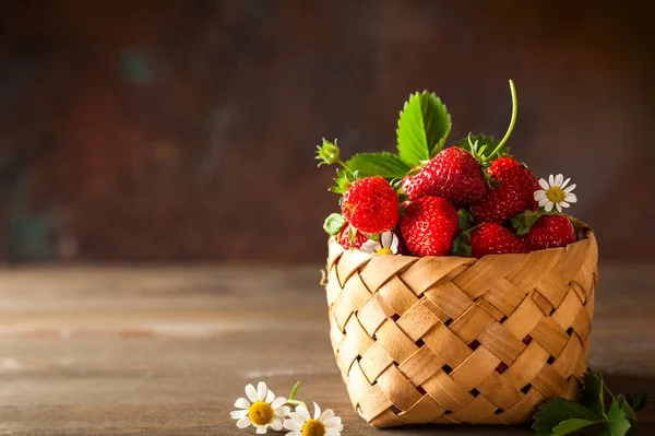 Fragola fresca nel cestino — Foto Stock