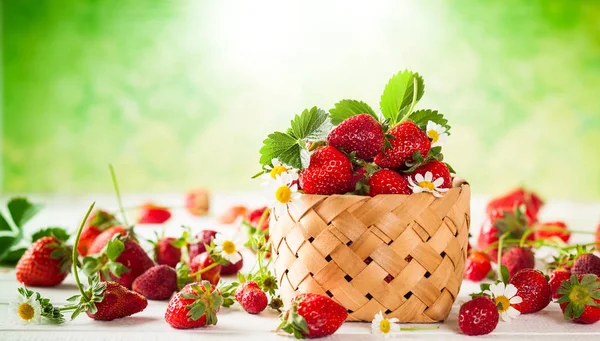 在篮子里的新鲜草莓 — 图库照片