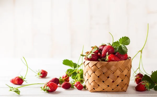 Fragola fresca nel cestino — Foto Stock