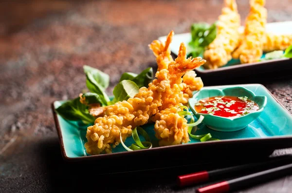 Räkor tempura på tallrik — Stockfoto