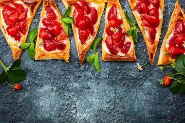 Çilek puf böreği üçgenler