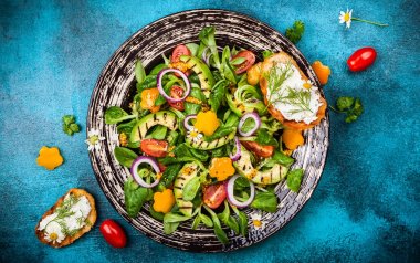 Kızarmış avokadolu salata.