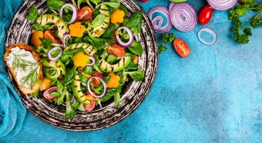 Kızarmış avokadolu salata.