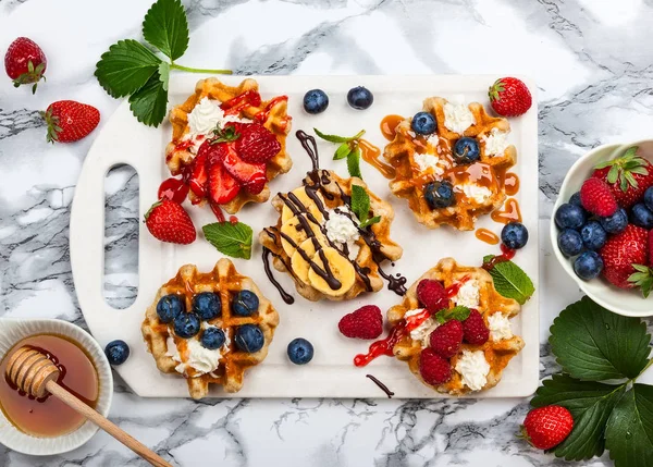 Belgische Waffeln mit Beeren — Stockfoto