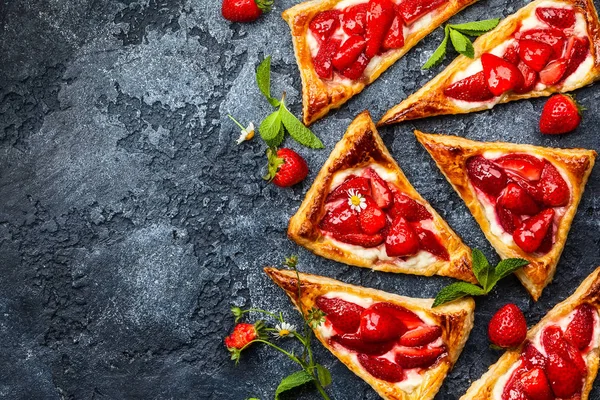 Strawberry Puff Pastry Triangles — Stock Photo, Image