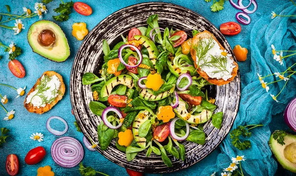 Salad dengan alpukat panggang — Stok Foto