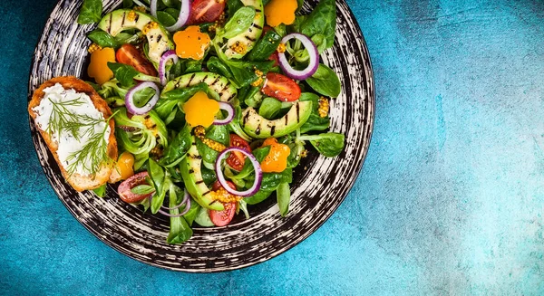 Salad with grilled avocado — Stock Photo, Image