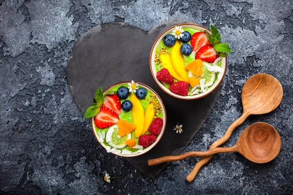 Batido verde en tazón sobre negro — Foto de Stock