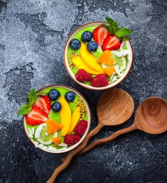 Batido verde en tazón sobre negro — Foto de Stock