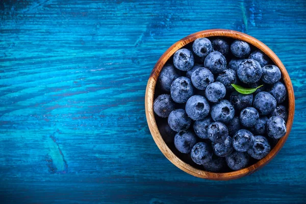 Fresh blueberry on wooden background — Stock Photo, Image