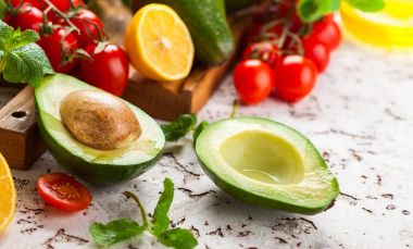 Avokado, domates, narenciye ve taze otlar 