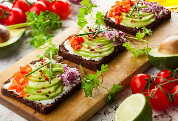 Свіжі вегетаріанські відкриті бутерброди — стокове фото