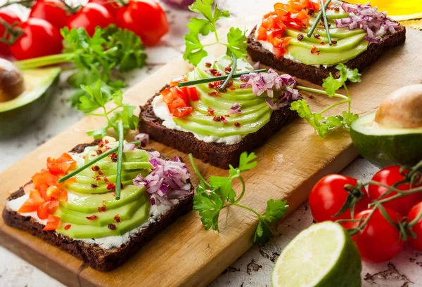 Sandwiches abiertos vegetarianos frescos — Foto de Stock