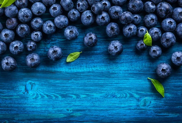 テーブルの上の新鮮なブルーベリー — ストック写真